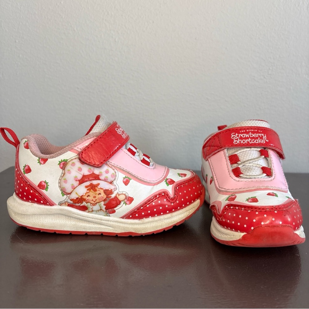Vintage Strawberry Shortcake Toddler/Little Girl Light-Up Sneakers size 9 WORKS